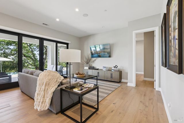 3758 Skyfarm Dr, Santa Rosa, CA 95403