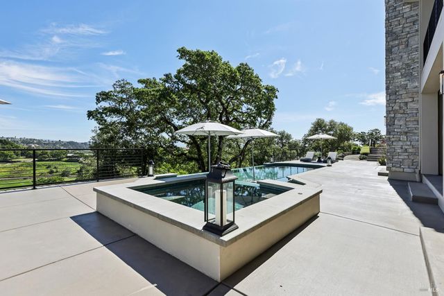 3758 Skyfarm Dr, Santa Rosa, CA 95403