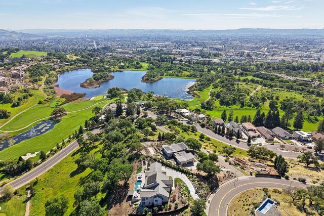 3758 Skyfarm Dr, Santa Rosa, CA 95403