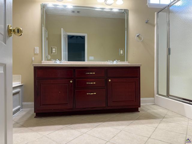 129 Manchester Lane, Byron, GA 31008