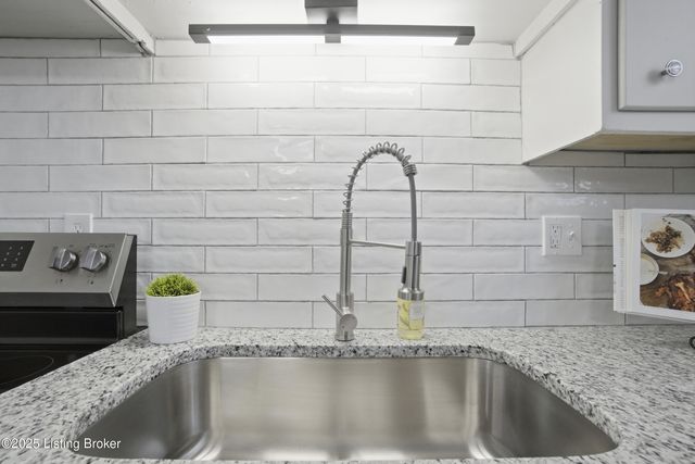 4802 Tipton Pl, Louisville, KY 40272