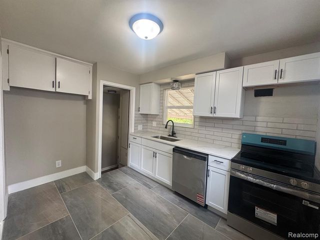 20910 Van Antwerp, Harper Woods, MI 48225