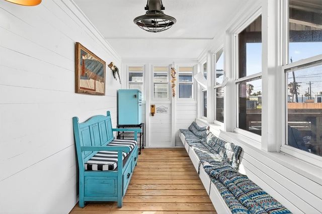 312 E White Ave, Port Aransas, TX 78373