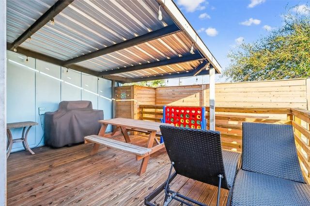 312 E White Ave, Port Aransas, TX 78373