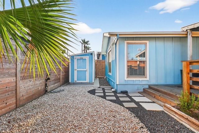 312 E White Ave, Port Aransas, TX 78373