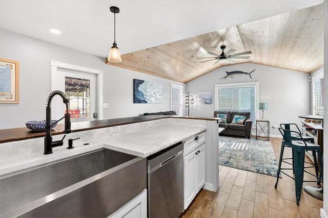 312 E White Ave, Port Aransas, TX 78373