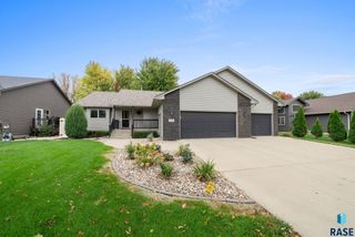 4916 E 3rd St Street, Sioux Falls, SD 57110