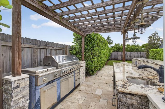 8443 Elaine Drive, Boynton Beach, FL 33472