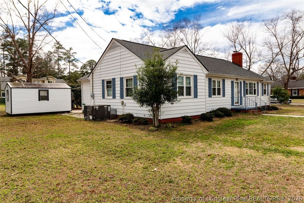 717 W Cutlar Street, St Pauls, NC 28384 — photo 2
