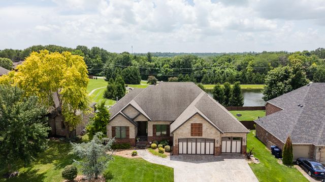 2818 E Cherrybark Street, Springfield, MO 65804