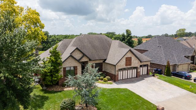 2818 E Cherrybark Street, Springfield, MO 65804