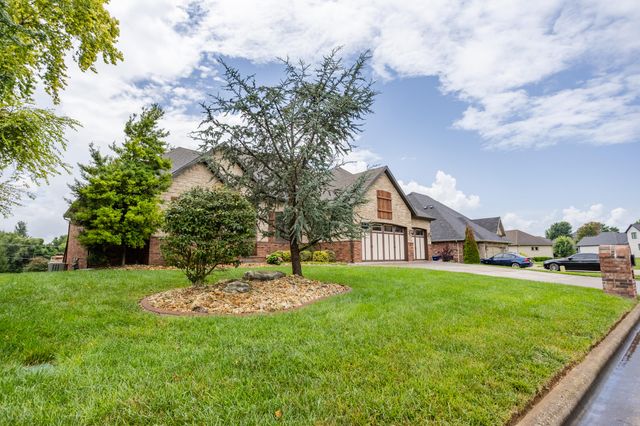 2818 E Cherrybark Street, Springfield, MO 65804