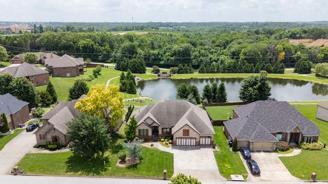 2818 E Cherrybark Street, Springfield, MO 65804