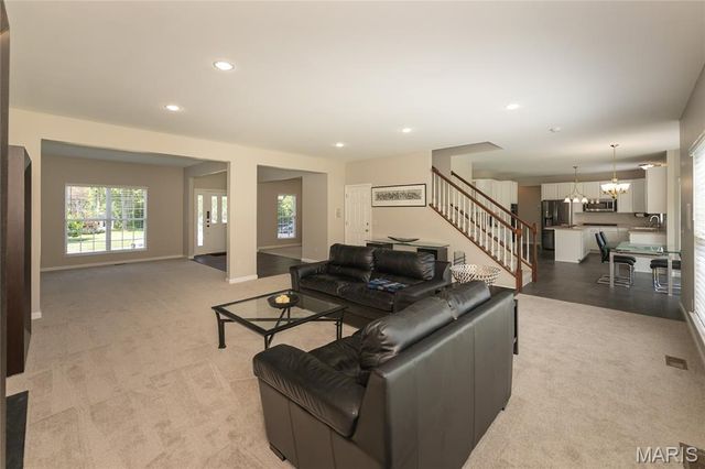 12 Chasselle Lane, Creve Coeur, MO 63141
