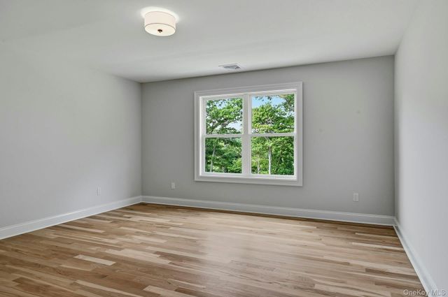 333 Concord Court, Dix Hills, NY 11746