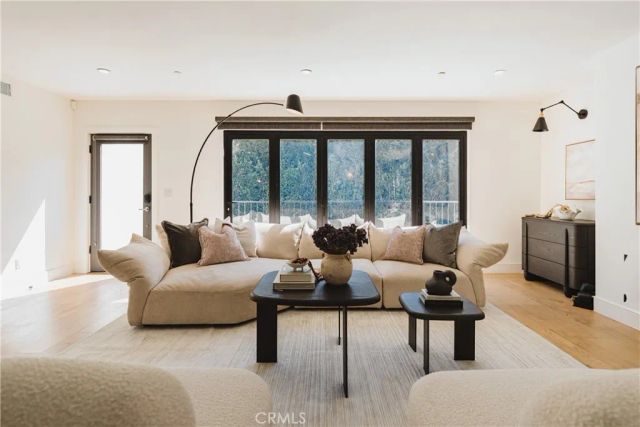 642 N Cahuenga, Los Angeles, CA 90004