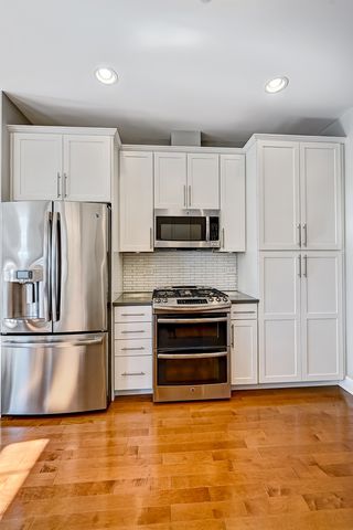 7 E KENNEDY Lane 201, Hinsdale, IL 60521