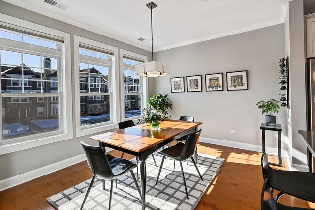 7 E KENNEDY Lane 201, Hinsdale, IL 60521