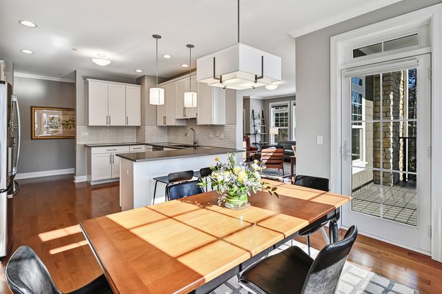 7 E KENNEDY Lane 201, Hinsdale, IL 60521