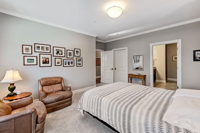 7 E KENNEDY Lane 201, Hinsdale, IL 60521