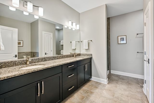 7 E KENNEDY Lane 201, Hinsdale, IL 60521