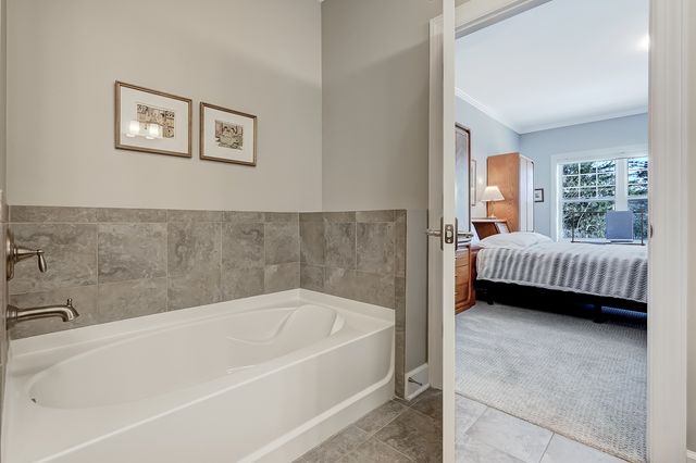 7 E KENNEDY Lane 201, Hinsdale, IL 60521