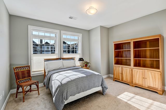 7 E KENNEDY Lane 201, Hinsdale, IL 60521