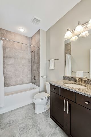 7 E KENNEDY Lane 201, Hinsdale, IL 60521