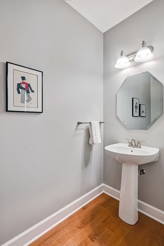 7 E KENNEDY Lane 201, Hinsdale, IL 60521