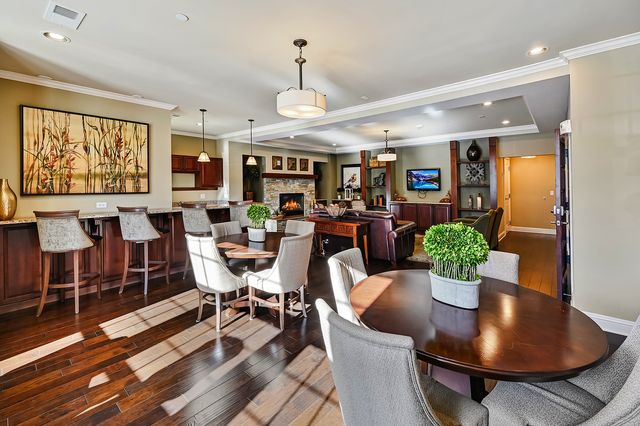 7 E KENNEDY Lane 201, Hinsdale, IL 60521