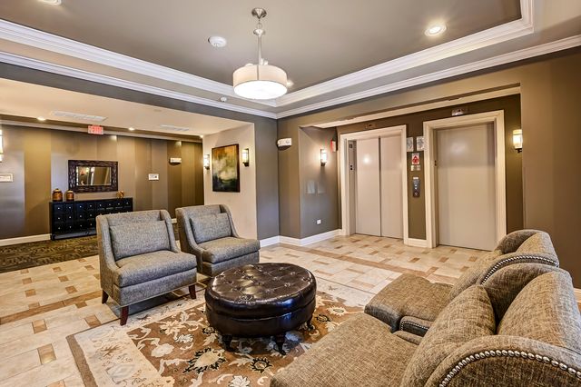 7 E KENNEDY Lane 201, Hinsdale, IL 60521