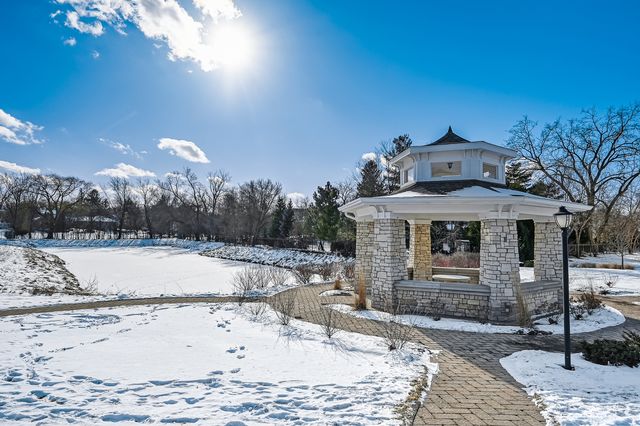 7 E KENNEDY Lane 201, Hinsdale, IL 60521