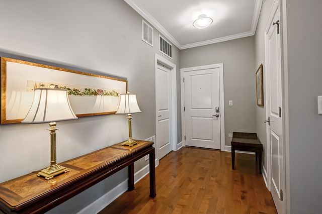 7 E KENNEDY Lane 201, Hinsdale, IL 60521