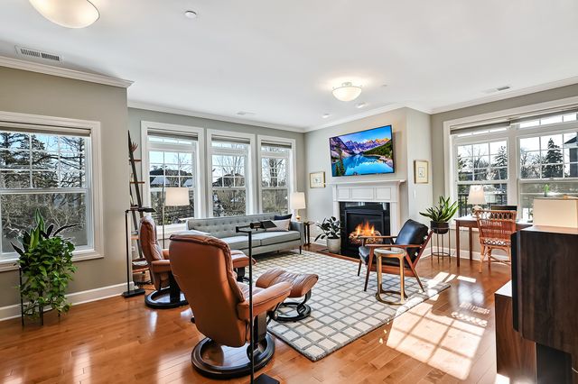 7 E KENNEDY Lane 201, Hinsdale, IL 60521