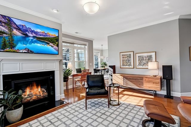 7 E KENNEDY Lane 201, Hinsdale, IL 60521