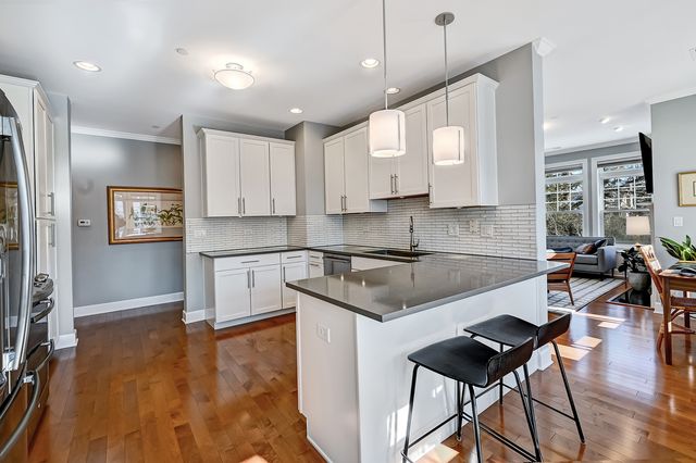 7 E KENNEDY Lane 201, Hinsdale, IL 60521