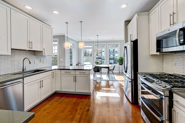 7 E KENNEDY Lane 201, Hinsdale, IL 60521