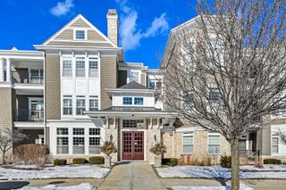 7 E KENNEDY Lane 201, Hinsdale, IL 60521