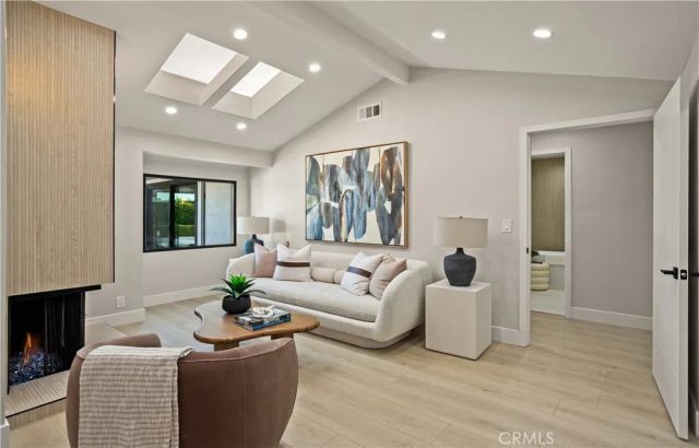 10 White Water Drive, Corona Del Mar, CA 92625