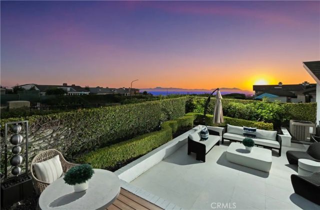10 White Water Drive, Corona Del Mar, CA 92625