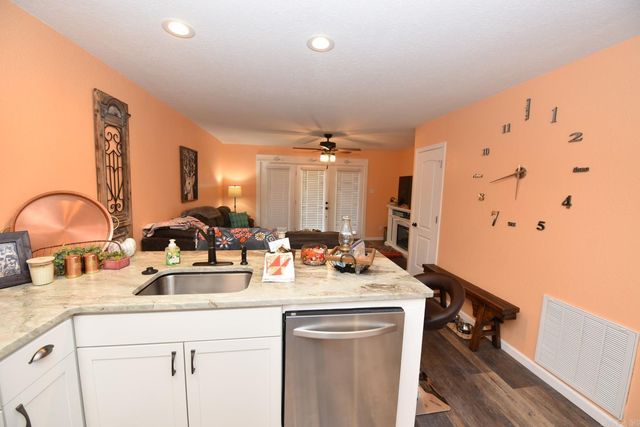 601 Dave Creek Pkwy Apt 110, Fairfield Bay, AR 72088