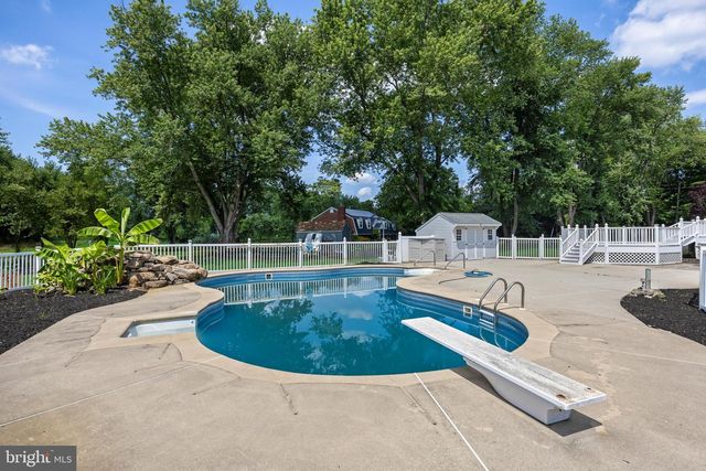 1581 COMMISSIONERS RD, Mullica Hill, NJ 08062