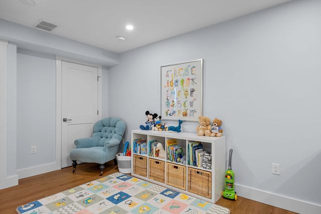 16 Second Ave 4, Barnstable, MA 02655