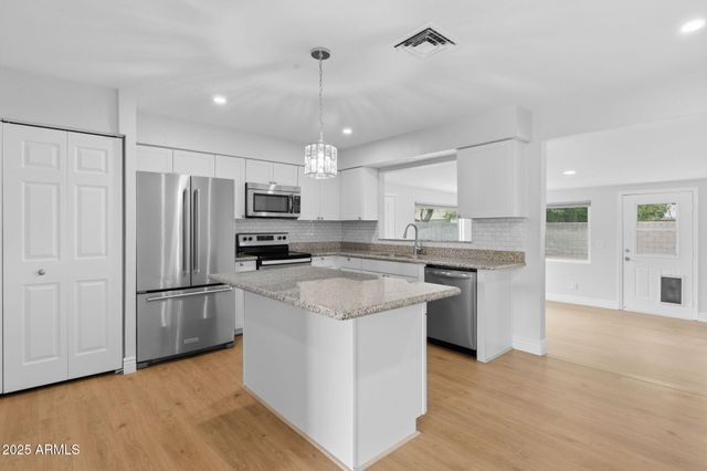 2030 W PORTOBELLO Avenue, Mesa, AZ 85202