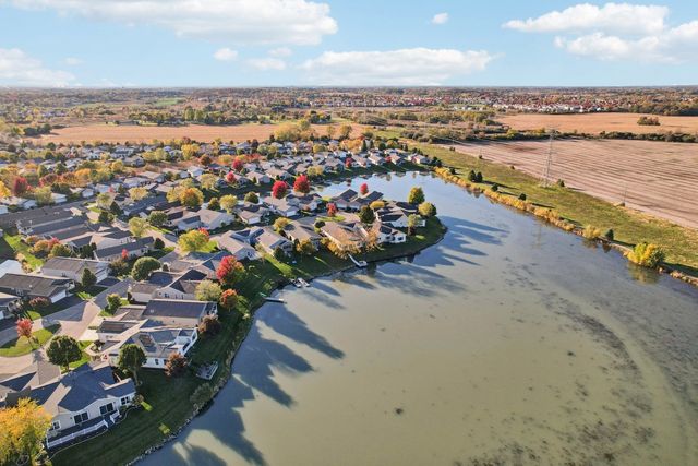 328 Legacy Court, Grayslake, IL 60030