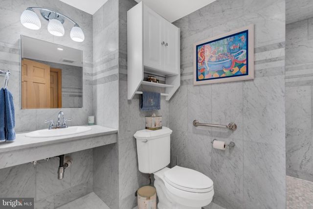 82 JERI ANN DR, Manahawkin, NJ 08050