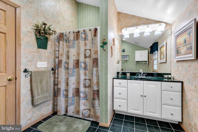 82 JERI ANN DR, Manahawkin, NJ 08050