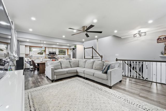 574 W Millers Road, Des Plaines, IL 60016