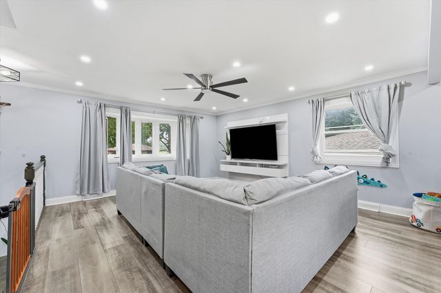 574 W Millers Road, Des Plaines, IL 60016