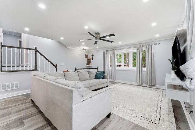 574 W Millers Road, Des Plaines, IL 60016